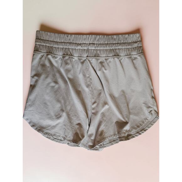 Vuori Halo Performance Shorts 2.0 in Light Clay Women's size Large - Picture 3 of 4
